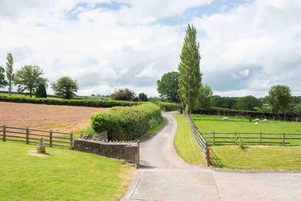 Coed Farm-Hot Tub-Sleeps 12-Near Brecon Villa Exterior photo